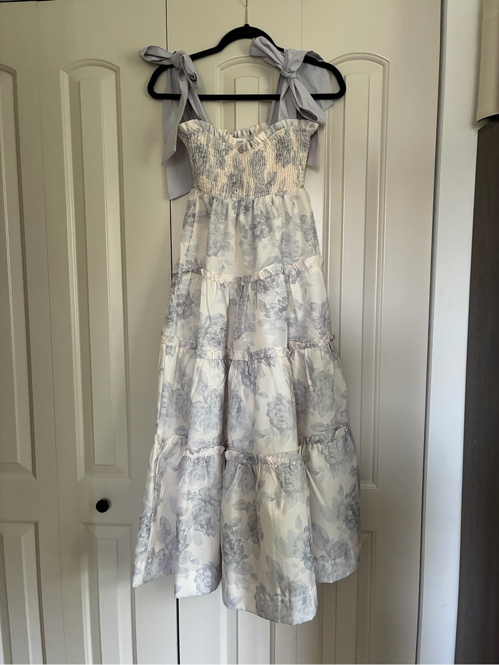 Jacqui E White and Light Gray Floral Tie-Shoulder Midi Dress